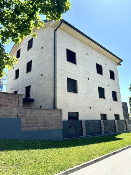Vila Moste 2 - Free Parking & Pool, Ev Station Lublaň Exteriér fotografie